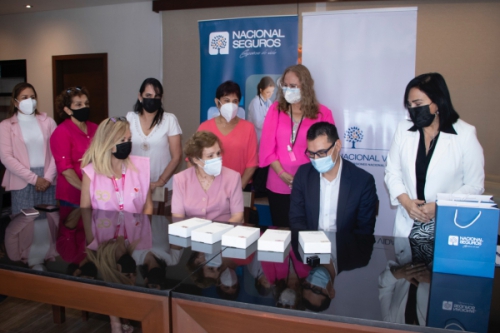 Nacional Seguros dona tablets y  pólizas de seguro a DAVOSAN
