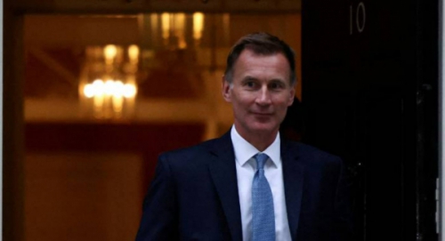 El nuevo ministro de Economía británico tumba las rebajas fiscales para calmar al mercado