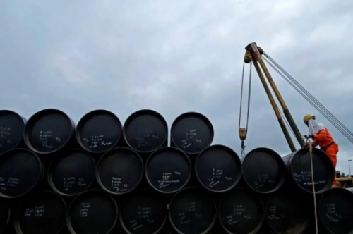 Petróleo se estabiliza; alza de inventarios contrarresta avance sobre deuda en EU