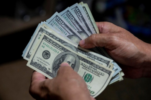 Ahorristas sacaron USD 750 millones de los bancos por las nuevas trabas cambiarias