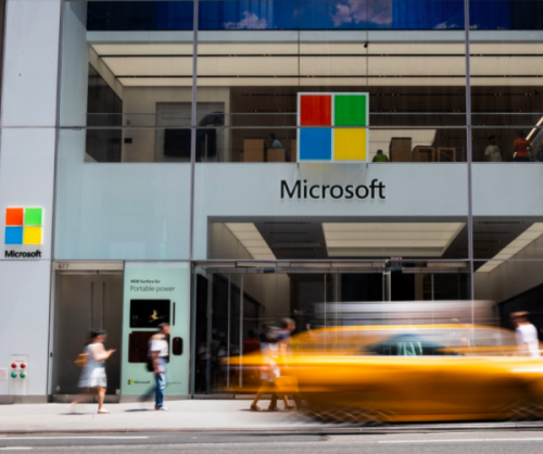 Microsoft anuncia en La Moneda plan de reactivación digital y millonaria inversión de datacenters