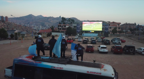 Tigo Sports trasmitió un partido de fútbol en el primer autocine de la ciudad de La Paz
