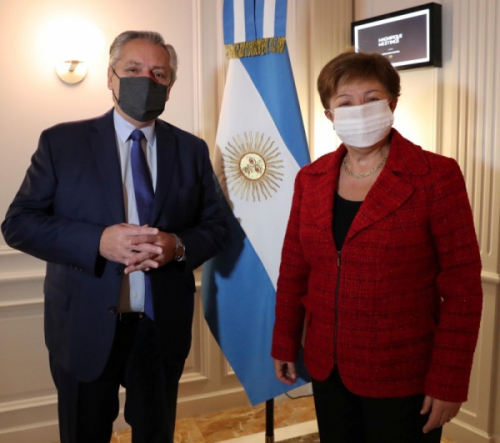 Argentina negocia su deuda con el FMI con una crisis económica a cuestas
