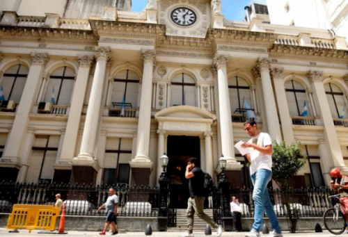 La Argentina tiene una de las tasas de interés reales más bajas del mundo, a pesar de sufrir una inflación anual de más de 50 por ciento