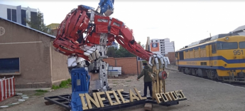 Optimus Prime, el guardián de la Estación de tren en Potosí