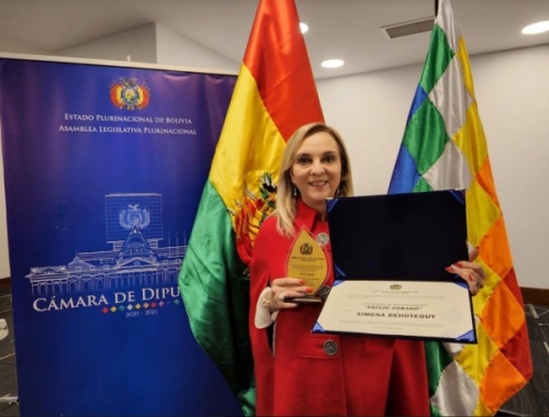 Cámara de Diputados otorga Reconocimiento y Emblema Patujú Dorado, a Ximena Behoteguy, presidenta de Directorio de Banco FIE