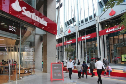 Banco Santander deja el centro: cierra acuerdo para un nuevo edificio corporativo en Las Condes