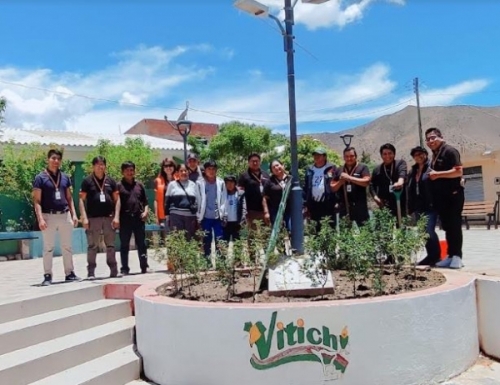 Banco Ecofuturo planta 300 arbolitos y flores en la localidad de Vitichi, Potosí