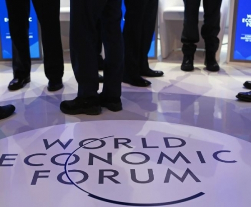 Banqueros en el Foro Económico de Davos se suman a cautela sobre recortes de tasas