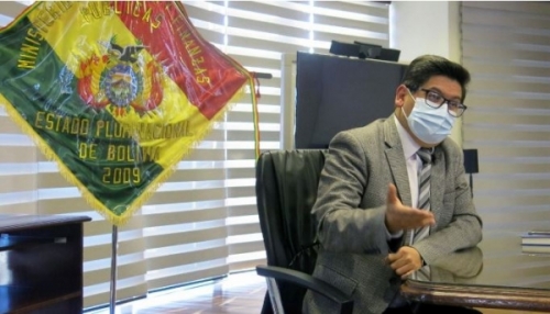 Bolivia critica a Fitch Ratings por rebajar la calificación crediticia del país a 