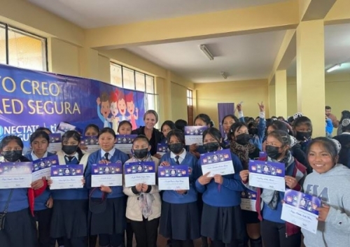 Tigo empodera a las niñas bolivianas para el uso creativo y seguro del internet 