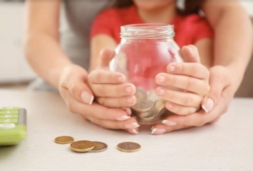 Cuatro consejos para enseñarle a los niños el valor del dinero