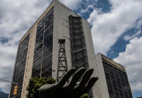 Sector petrolero de Venezuela recibe golpe por pérdida de licencia de Estados Unidos