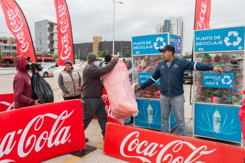 Fundación Coca-Cola de Bolivia prepara el intercambio de  botellas plásticas por retornables en el mes del reciclaje
