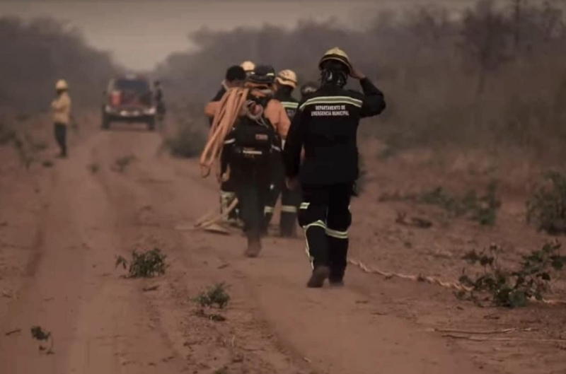 CBN apoya a bomberos y pobladores que  luchan contra incendios forestales en Roboré