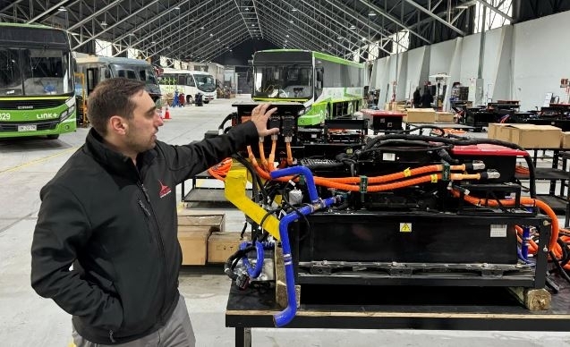 Buses eléctricos, reciclaje y cactus: la apuesta de la chilena Codelco para producir un cobre más verde