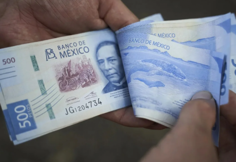 Peso mexicano se debilita frente al dólar, mientras la economía muestra leve declive