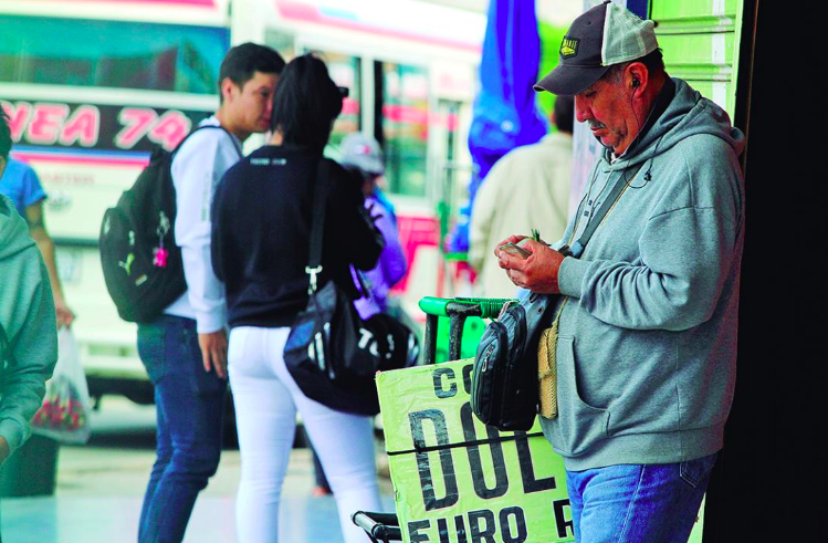 Dólar paralelo se vende a Bs 15,50 y Bs 16, su escasez eleva su cotización