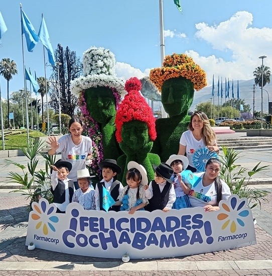 Farmacorp rinde homenaje a la Llajta con flores, tradición y orgullo 