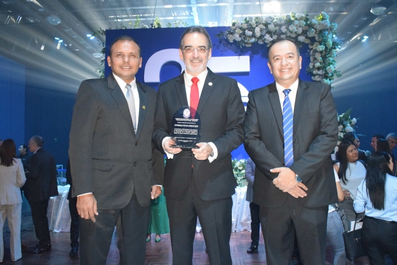 UPDS celebra 25 años transformando vidas y doble acreditacion internacional