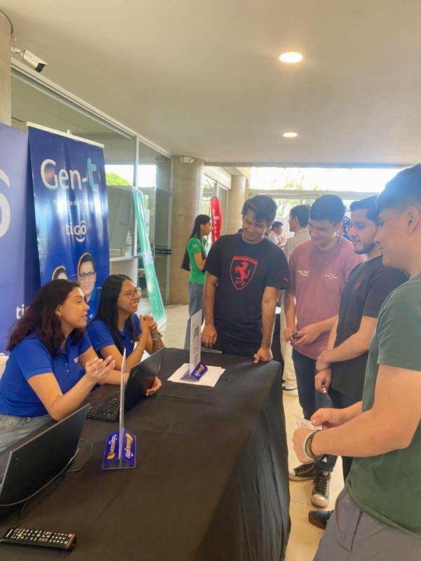 TIGO fomenta el empleo juvenil participando de ferias de empleabilidad