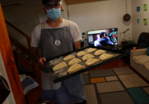 Pan a domicilio: negocios informales dan alivio a chilenos en medio de pandemia