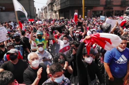Perú, un duro espejo para la Argentina: en plena crisis política, consiguió tomar deuda por USD 4.000 millones a una tasa del 4%