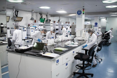 Primer Laboratorio Industrial Farmacéutico en recibir acreditación de su laboratorio de Control de Calidad