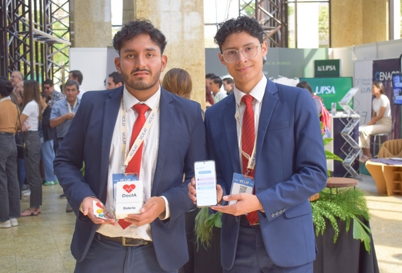 CAINCO y la UPSA  premian a la startup universitaria DocIA como ganadora de la primera versión del ElevateU 2025