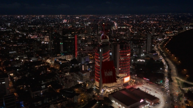 Un contenedor en los cielos anuncia que Santa Cruz está por recibir algo único