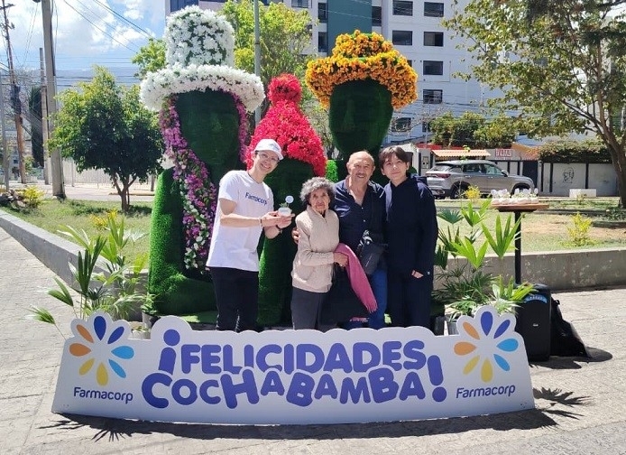 Farmacorp rinde homenaje a la Llajta con flores, tradición y orgullo 
